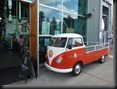 alter Pritschen-VW vor Brauereikneipe, Fremantle