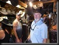 im Lederladen in Hahndorf (dt. Touristenort), Greg befürwortet diesen Hut aus Känguruleder