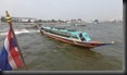 Chao Phra Ya River, Bangkok, mit ungeheurem Tempo rasen die Boote kreuz und quer durchs Gewässer