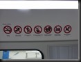 ua. nicht küssen! Verbotsschilder in der Bahn