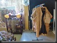 Teile für eine Hochzeitszeremonie im Museumsdorf der Mah Meri auf Pulau Carey, Mäntel aus Blattfasern gewebt