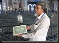 unser Guide Kamaruddin zeigt uns einen Abschnitt im Koran in der Blauen Moschee in Shah Alam
