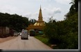 Laos entläßt seine Besucher durch ein goldesnes Tor (oder empfängt)