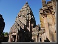 Der Prasat Hin Khao Phnom Rung ist eines der beeindruckendsten Baudenkmäler der Khmer in Thailand, erbaut zw. dem 10. und 13. Jahrhundert. Selber Erbauer wie Angkor Wat in Kambodscha