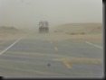 Sandsturm. Eigentlich ist der Himmel strahlend blau.  Unterwegs im Tarim-Becken