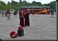 2 Mönche mit weltlichem Handy