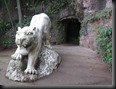 ein großer weißer Tiger bewacht eine ehemalige Wohn- und Meditationshöhle, Leshan