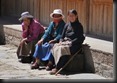 Menschen vorm Kloster Labrang in Xiahe