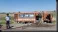 ausrangierter LKW-Transporter als Schattenspender, Straße zum Balqash-See, Kasachstan