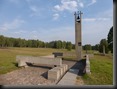 Gedenkstätte Khatin (od. auch Chatyn)stellvertretend  für 5295 !!!  von der SS vernichteten Dörfer. Jeder Glockenturm steht für ein von der SS vernichtetes Dorf