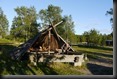 eine finnische Windschutzhütte, in der Feuerholz bereit liegt und man sich aufwärmen kann