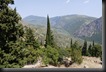 P1500915 Delphi liegt hoch oben am Hang